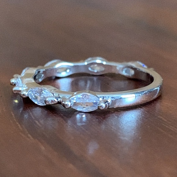 Silver tone rhinestone ring size 8 - Picture 2 of 6